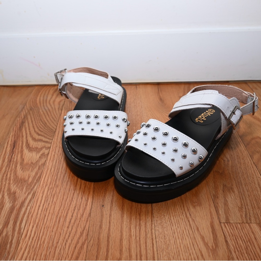 New MUDD Alexis White Black Platform Studded Sandals Size 8.5